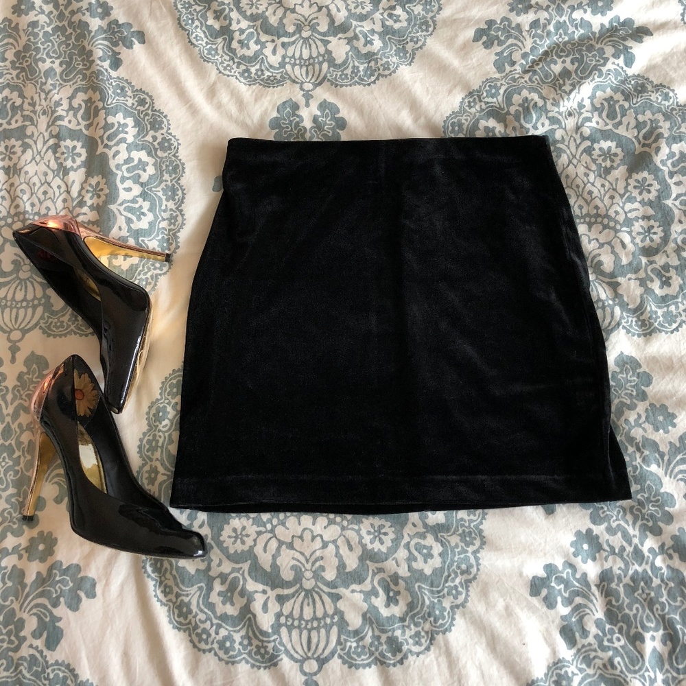 Express Black Velvet Mini Skirt NWT ✨